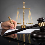 Adwokat to prawnik, którego zadaniem jest niesienie porady z kodeksów prawnych.